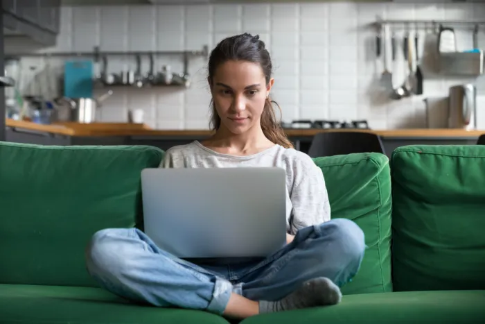 Online biztosítási összehasonlító portált néz egy lány laptopról